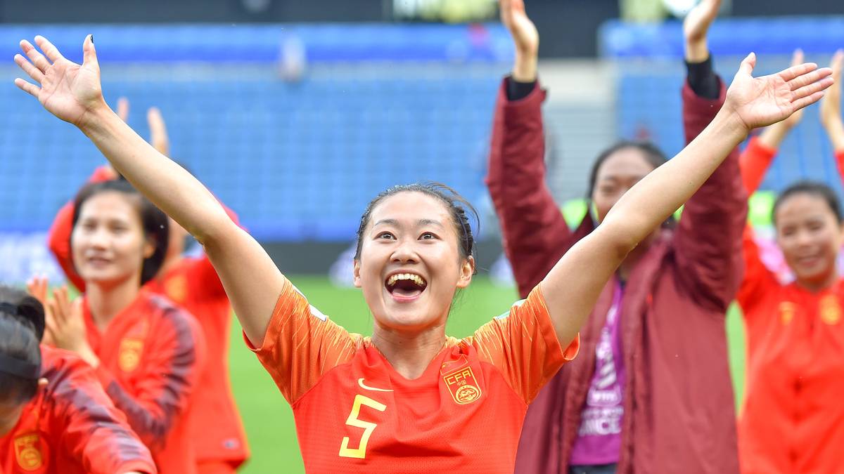 PLATZ 15 - CHINA: Mit einem Torverhältnis von 1:1 nach drei Spielen gelang die Quali für das Achtelfinale. Das zeigt: Hinten steht China sicher, nach vorne geht aber fast nichts. Gegen Italien sind die Chinesinnen klarer Außenseiter, andererseits würde ein 0:0 für das Elfmeterschießen reichen. Dort wäre dann alles möglich