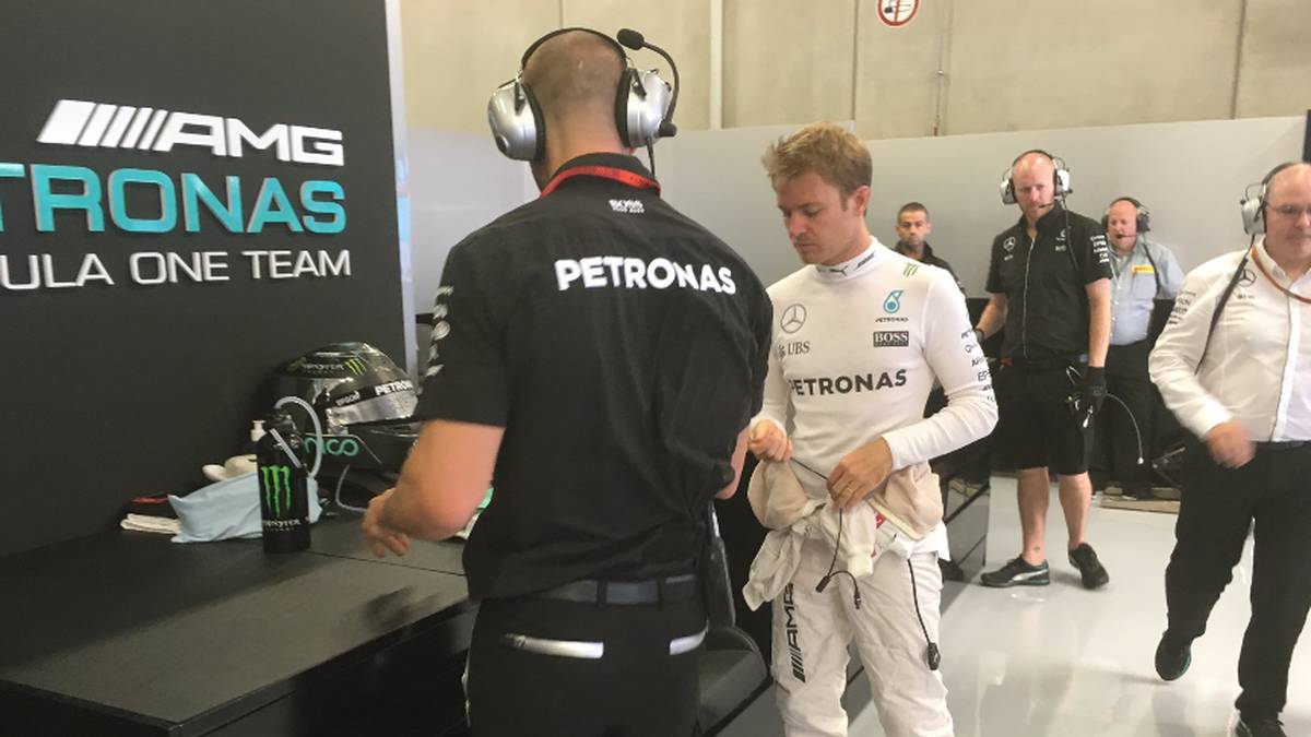 Nico Rosberg wirkt derweil sehr konzentriert. Vor dem Start des ersten Trainings tauscht er sich noch mit einigen Mercedes-Mitarbeitern aus