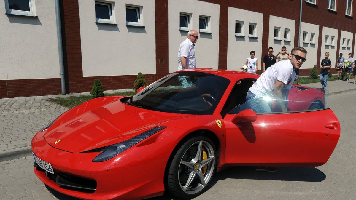 Knallrot, so wie ein Ferrari 458 sein sollte: Wolfsburgs Jakub Blaszczykowski ist anscheinend Fan des italienischen Autoherstellers. Ob er die Karre auch beim VfL Wolfsburg fahren durfte?
