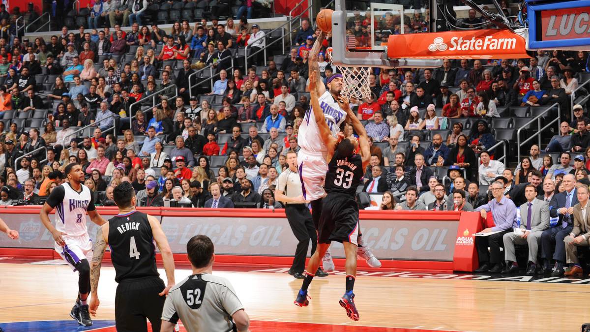 Wesley Johnson von den Los Angeles Clippers wird diesen Tag in schlechter Erinnerung behalten. Sacramentos Willie Cauley-Stein stopft böse über den Guard der Clippers hinweg. Bei dem mächtigen Dunk könnte Johnson bald an einigen Wänden hängen - und zwar auf der falschen Seite des Posters