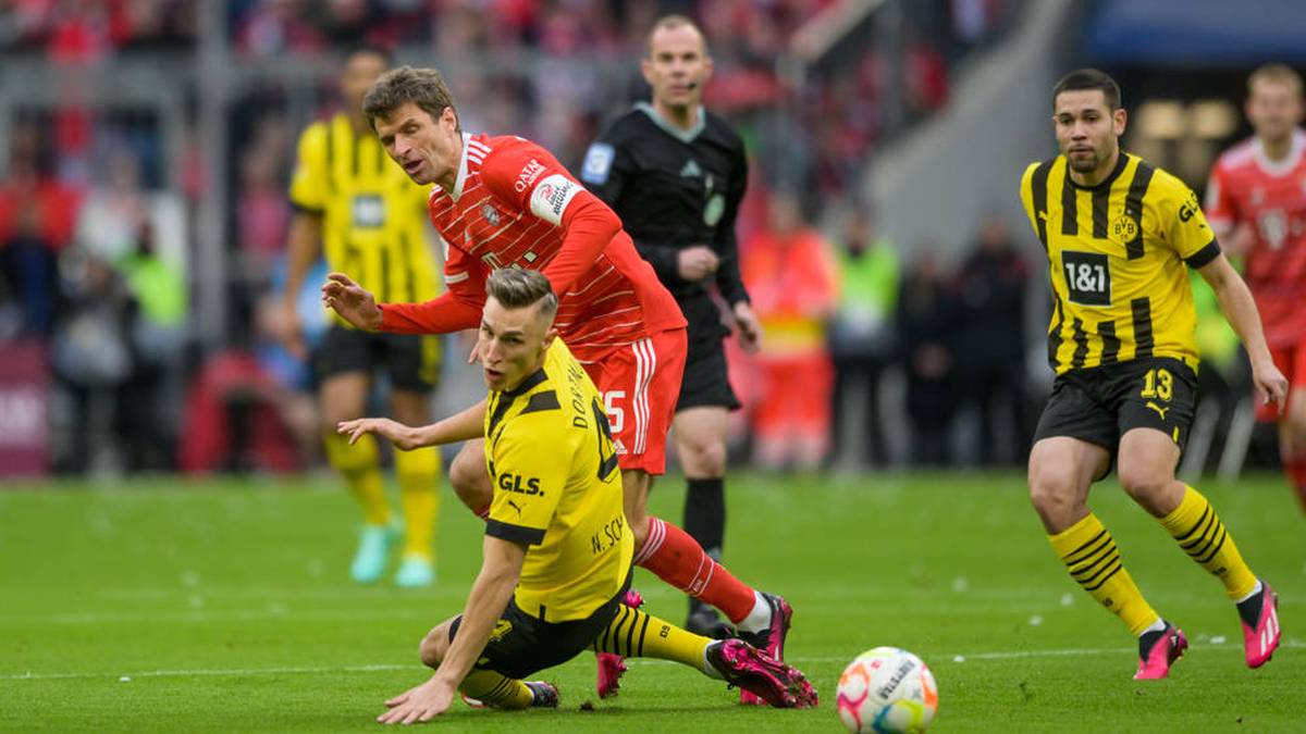 Nico Schlotterbeck vom BVB gegen Thomas Müller vom FC Bayern