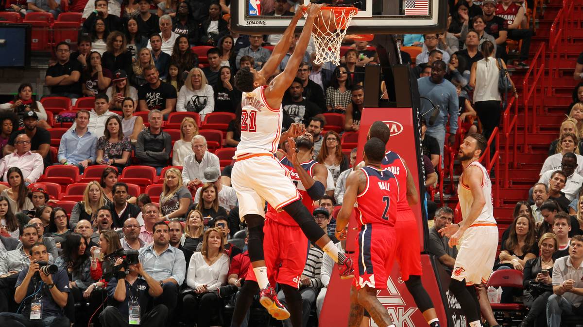 Noch besser als Schröder ist am Samstag jedoch Hassan Whiteside. Der Center der Heat kehrt von einer Sperre zurück und muss zunächst auf der Bank Platz nehmen. Mit 25 Punkte und 23 Rebound ist er dann aber nicht mehr zu bremsen. Whiteside ist erst der elfte NBA-Spieler in der Geschichte, der mindestens 20 Punkte und 20 Rebounds von der Bank erzielt