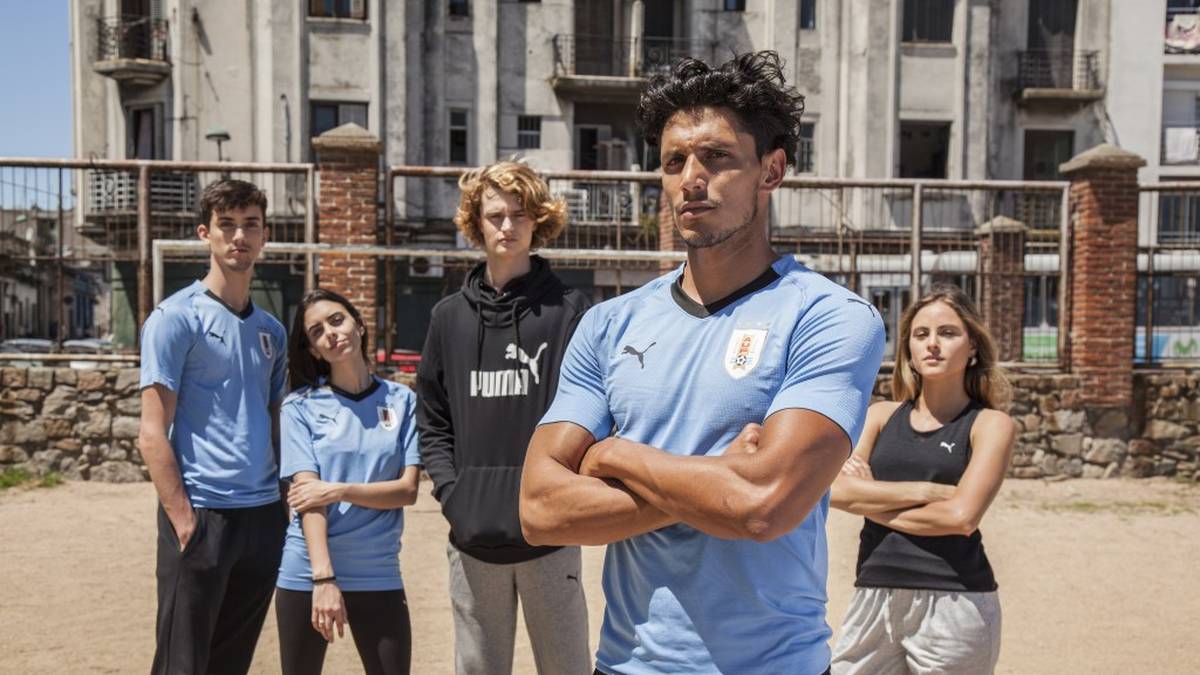 URUGUAY (Puma, 89,95 Euro): Geht's noch klassischer? Die "Celeste", die Himmelblaue, wird ihrem Ruf auch 2018 gerecht