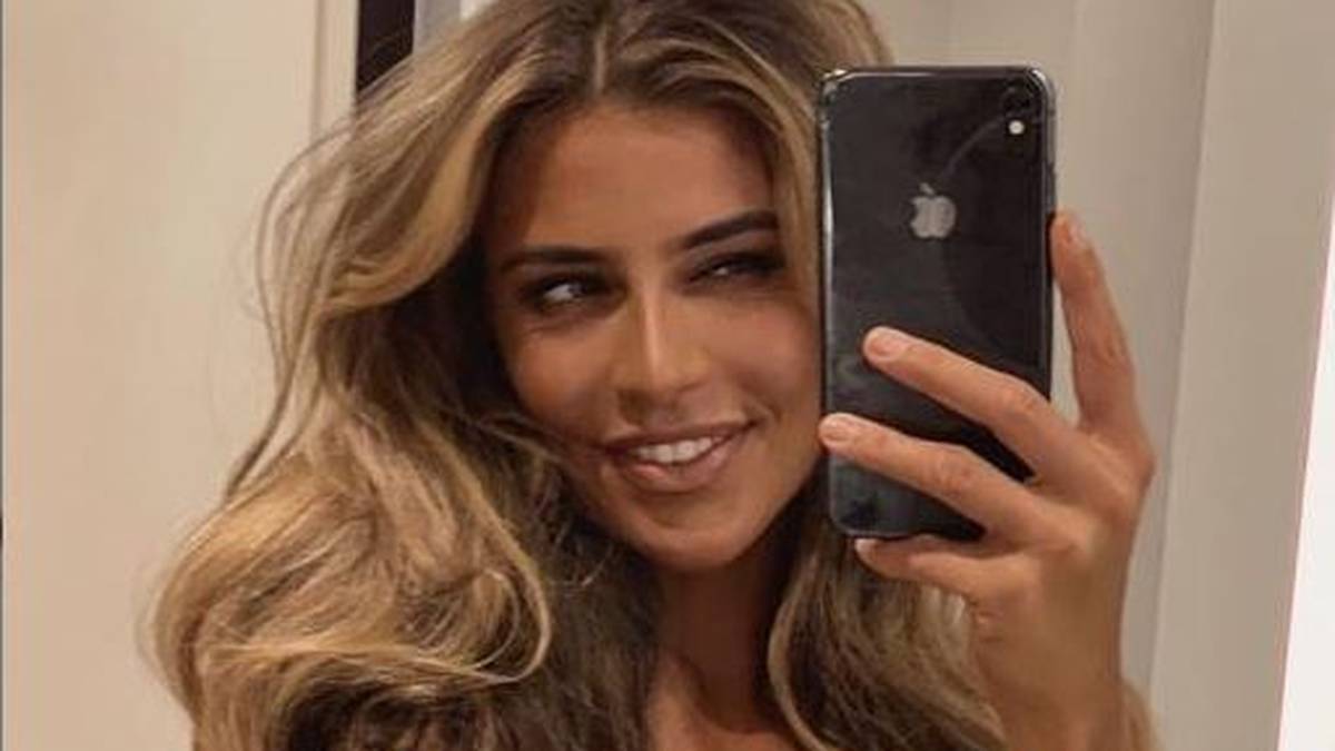 Ob Nicklas Bendtner ein Foto zugeschickt bekommt, weil er gerade nicht zugegen ist? Seine Liebste Philine Roepstorff lichtet sich jedenfalls ästhetisch ansprechend ab