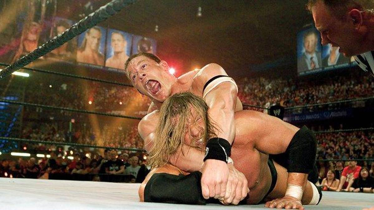 WRESTLEMANIA 22: JOHN CENA besiegt TRIPLE H. 2006 legt sich der "Cerebral Assassin" auch für den zweiten neuen Star hin. Cena verteidigt seinen WWE-Titel gegen den Top-Bösewicht und zementiert so seinen Aufstieg in höchste Sphären
