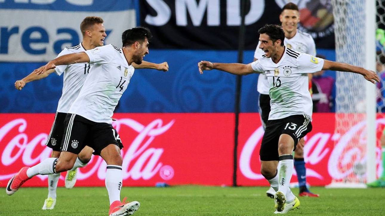 Lars Stindl (r.) feiert den Sieg beim Confed Cup - an der Seite von Joshua Kimmich, Emre Can und Niklas Süle