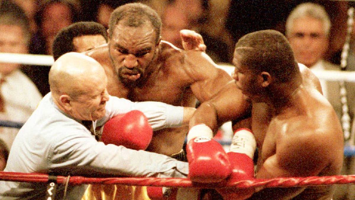 EVANDER HOLYFIELD: Nach der Niederlage trat Holyfield zunächst zurück, ehe er es sich doch noch einmal anders überlegte. Am 6. November 1993 kam es zum Rückkampf gegen Bowe, den Holyfield knapp nach Punkten für sich entscheiden konnte