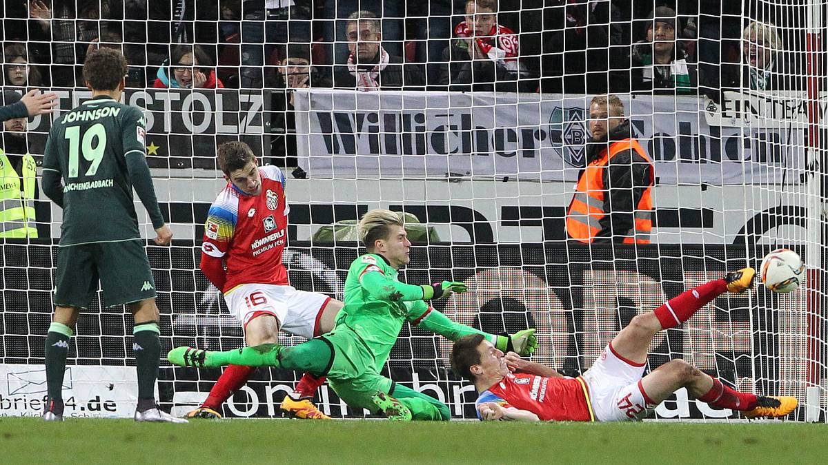 Später folgen einige Chancen für Gladbach. Die größte hat Raffael, dessen Schuss vom Mainzer Torwart Loris Karius sensationell gehalten wird. Es bleibt beim Mainzer Sieg