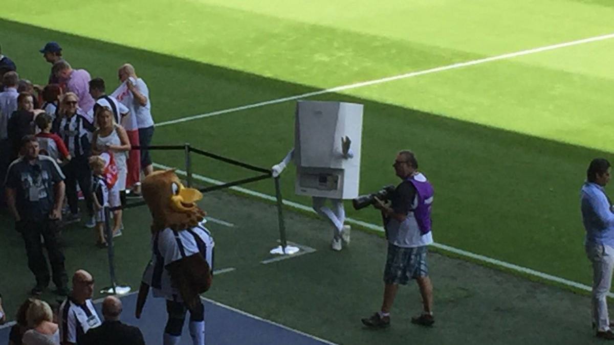 Der englische Zweitligist West Bromwich Albion präsentierte nach dem Abstieg aus der Premier League seinen neuen Vertreter: Boiler Man. Die wandelnde Heiztherme macht Werbung für den neuen Hauptsponsor "Ideal Boilers"