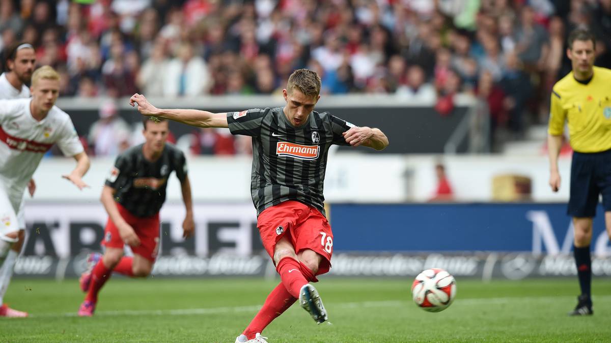 Doch die Führung des VfB ist nur scheinbar beruhigend. Adam Hlousek foult Jonathan Schmid im Strafraum und Nils Petersen verwandelt den Elfmeter in der 58. Minute eiskalt