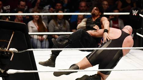 Roman Reigns (l., im Kampf mit Big Show) wurde von WWE wegen einer Doping-Affäre suspendiert