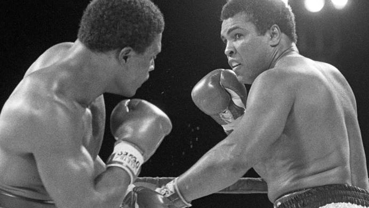 Trevor Berbick (l.) besiegte Muhammad Ali einstimmig nach Punkten