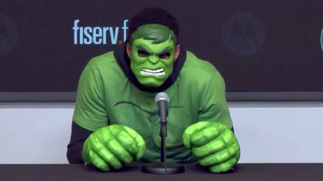 Pünktlich zu Halloween erscheint ein NBA-Superstar als Hulk zur Pressekonferenz - und erklärt, was der bemerkenswerte Auftritt mit seinen Kindern zu tun hat.