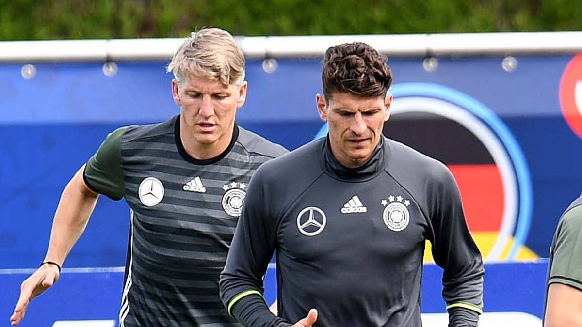 Für Schweinsteiger aber ist die Süper Lig nicht interessant genug - da spielt die politisch angespannte Lage, vor der nun Mario Gomez flieht, gar nicht mal die entscheidende Rolle. Schweinsteigers sportliche Ansprüche sind andere