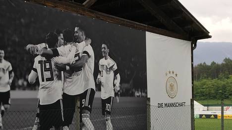 Mario Götze und Sandro Wagner jubeln auf diesem DFB-Plakat mit
