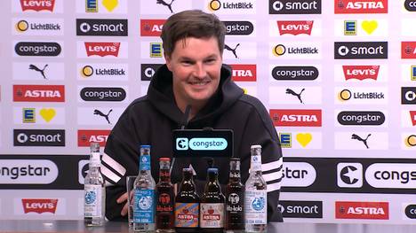 Nach dem 0:0 im Hamburger Stadtderby gegen St. Pauli sorgt HSV-Trainer Merlin Polzin auf der Pressekonferenz mit einem Scherz in Richtung eines Reporters für einen humorvollen Moment.
