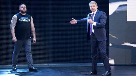 Vince McMahon (r.) ersetzte Kofi Kingston bei WWE SmackDown durch Kevin Owens (l.)