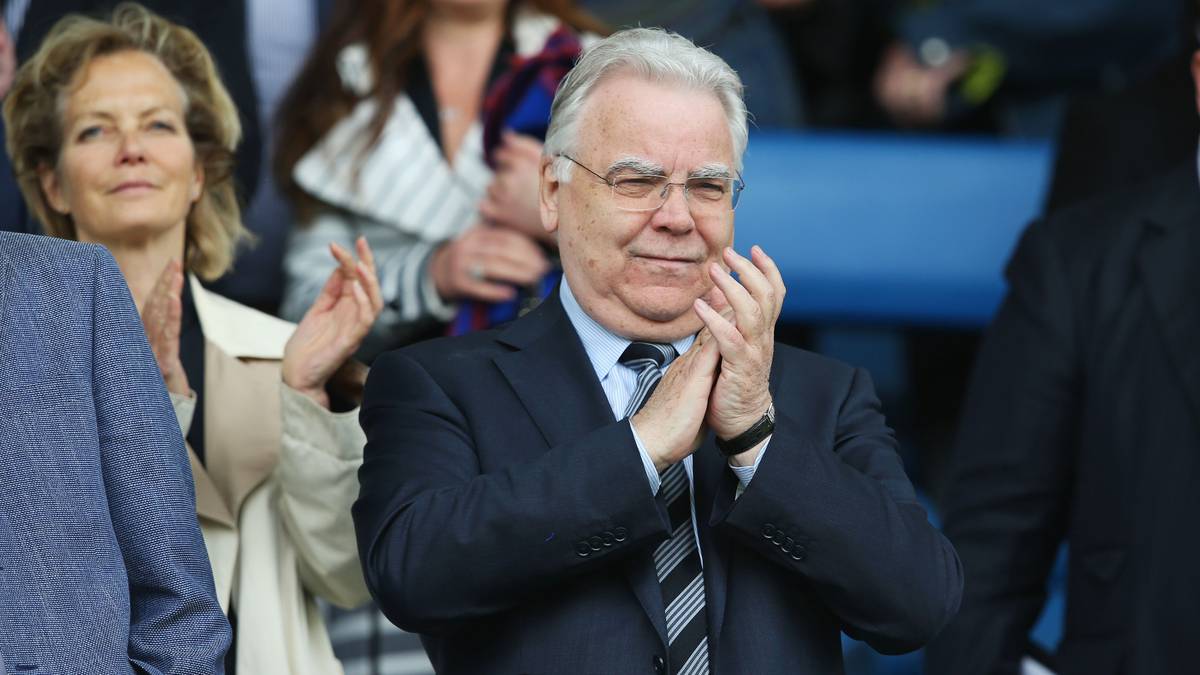 PLATZ 18: FC EVERTON - GEIZIGER KÜNSTLER: Als Kind soll Bill Kenwright (69) eher dem FC Liverpool zugeneigt gewesen sein, jedenfalls beharren Zeitgenossen seit Jahren, den jungen Kenwright regelmäßig auf den Tribünen von Anfield gesehen zu haben. Kenwright dementiert das entschieden, Fakt ist aber: Irgendwann muss das künstlerische Multitalent - er war schon Leadsänger der Band Bill Kenwright and the Runaways, Schauspieler, Film- und Theaterproduzent – ein glühender Fan des FC Everton geworden sein. Seit 1989 sitzt er im Aufsichtsrat, seit 1999 hält er Anteile am Klub, seit 2004 ist Kenwright, geschätztes Vermögen 45 Millionen Euro,  Hauptaktionär. In letzter Zeit hat sein Ansehen unter den Fans aber ein wenig gelitten. Entgegen des Trends gab er diesen Sommer nämlich nur 7,7 Millionen Euro auf dem Transfermarkt aus. Der Künstler hat sich zuletzt ein wenig geizig gegeben