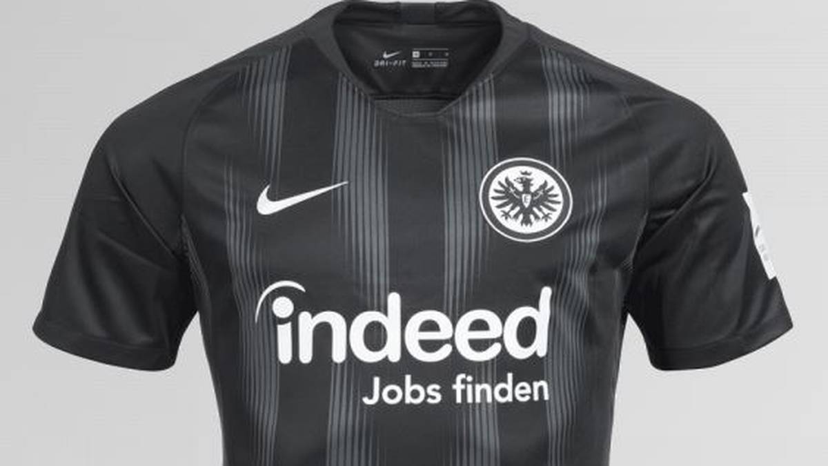 EINTRACHT FRANKFURT: Der Pokalsieger setzt in der neuen Spielzeit auf schwarze Heimtrikots, die von dezenten Längsstreifen aufgelockert werden