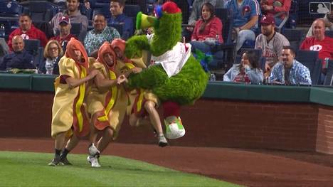 Phillie Phanatic ist eins der berühmtesten Maskottchen der MLB. Bei einem Hotdog-Rennen wird er zum Partycrasher. Nur eins der Highlights in den Kuriositäten der Woche.