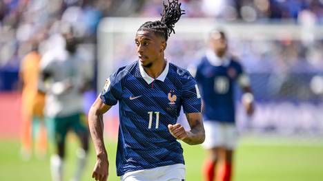 Nach dem 3:1-Auftaktsieg gegen den Senegal trifft Frankreich bei der WM auf den Irak. Vor der Partie in Philadelphia schwärmen William Saliba und Lucas Digne von ihrem Teamkollegen Michael Olise.