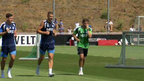 Edin Dzeko unterschriebt beim FC Schalke 04 für ein weiteres Jahr. Trotz seiner 40 Jahre hat der Transfer für Königsblau eine besondere Bedeutung.