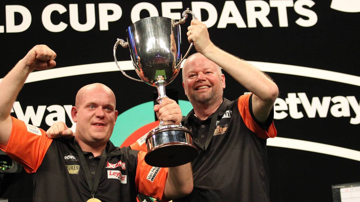 WORLD CUP, 6. bis 9. Juni: Das einzige Turnier, bei dem zwei Spieler aus einem Land im Team antreten. In diesem Jahr kehrt der Wettbewerb nach Hamburg zurück. Titelverteidiger sind die Niederlande. Offen ist, ob Raymond van Barneveld (r.) in seinem Abschiedsjahr noch einmal mit Michael van Gerwen antreten wird. Deutschland ist natürlich auch dabei