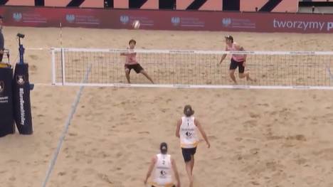 Die deutsche Paarung Nils Ehlers und Lui Wüst kämpft bei der Beachvolleyball-EM gegen das schwedische Duo Jacob Hölting Nilsson und Elmer Andersson um den Gruppensieg. Am Ende müssen sich die Deutschen allerdings geschlagen geben. 