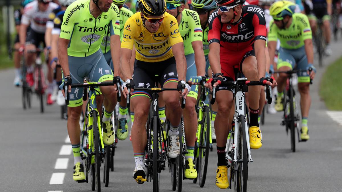 Peter Sagan und seine Teamkollegen initiieren, anfangs noch etwas gelassen, eine Aufholjagd. Der Slowake will sein Gelbes Trikot nicht nach einem Tag wieder abgeben. Das Feld holt die beiden Ausreißer ein - es kommt zum dramatischen Massensprint