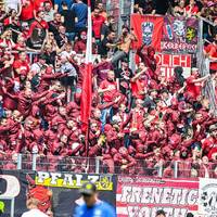 Nach dem letzten Saison-Heimspiel des Fußball-Zweitligisten 1. FC Kaiserslautern sind mehrere Polizisten durch Fanattacken verletzt worden.