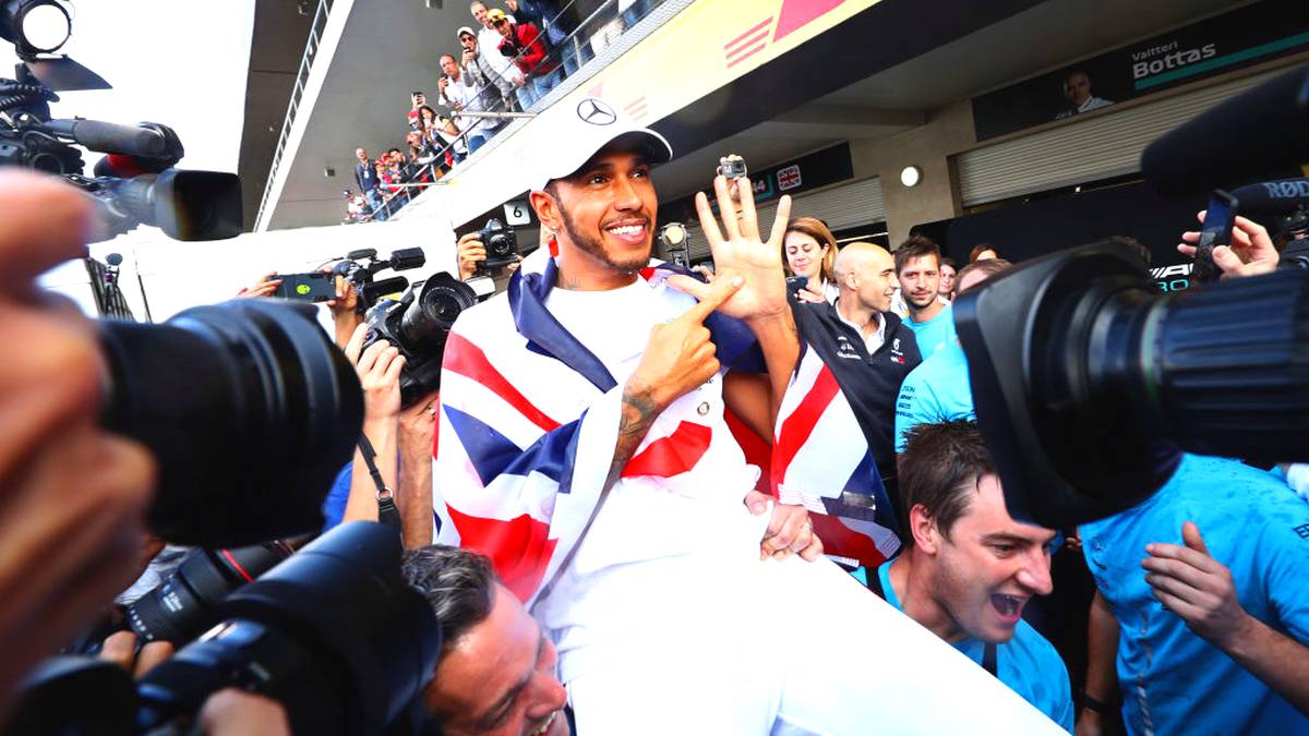 2018: Im drittletzten Saisonrennen in Mexiko ist es schließlich so weit. Ein vierter Platz reicht Hamilton, um seinen fünften WM-Titel perfekt zu machen. Der Mercedes-Pilot zieht so mit der Legende Juan Manuel Fangio gleich. Nur Michael Schumacher (sieben Titel) liegt noch vor ihm
