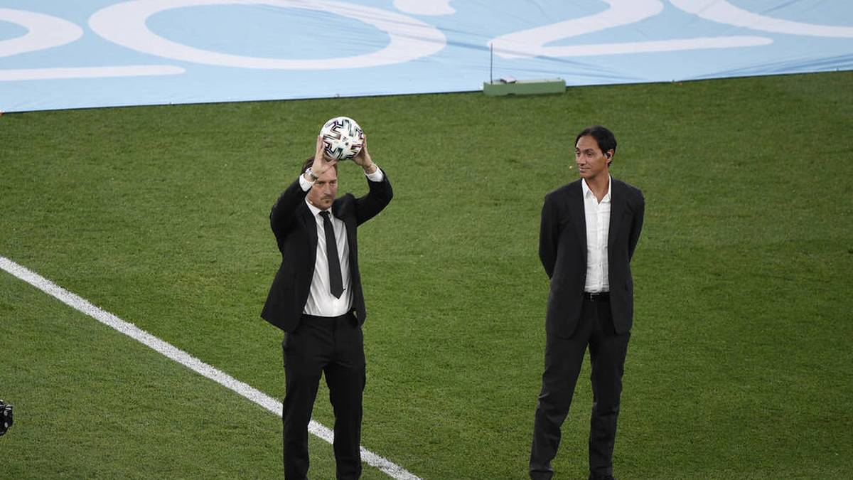 Die Altstars Francesco Totti (l.) und Alessandro Nesta ließen sich auch auf dem Rasen im Römer Olympiastadion blicken