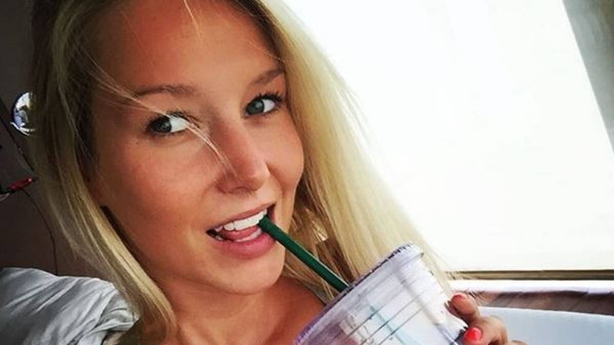 Na wer schaut denn hier so verschmitzt in die Kamera? Dani, die Nummer eins der deutschen Nummer zwei im Tor, wird ihrem Marc-André für einen Einsatz bei der EM die Daumen drücken