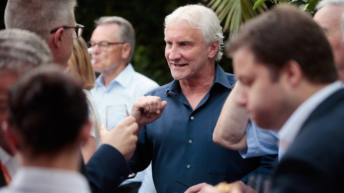 Die Weltmeister von 1990 kommen im Hotel Seeleiten am Kalterer See in Südtirol zusammen - dem damaligen Vorbereitungsquartier. Vielleicht erzählt Rudi Völler hier eine Anekdote vom packenden Endspiel gegen Argentinien. SPORT1 zeigt die Bilder vom Wiedersehen