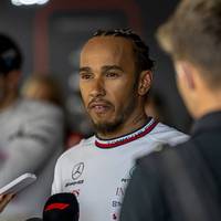 Lewis Hamilton schlägt den Einsatz von Künstlicher Intelligenz in der Formel 1 vor, um künftig Fehlentscheidungen zu vermeiden. Hintergrund ist die fehlerhafte Verwarnung von Max Verstappen beim GP von Singapur.