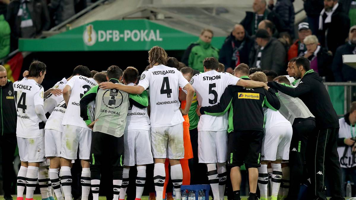 Vor der Extra-Time schwört sich Gladbach nochmal ein. Die Entscheidung soll möglichst vor dem Elfmeterschießen fallen