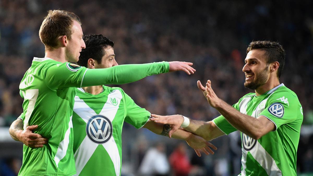 Torschütze und Vorlagengeber feiern