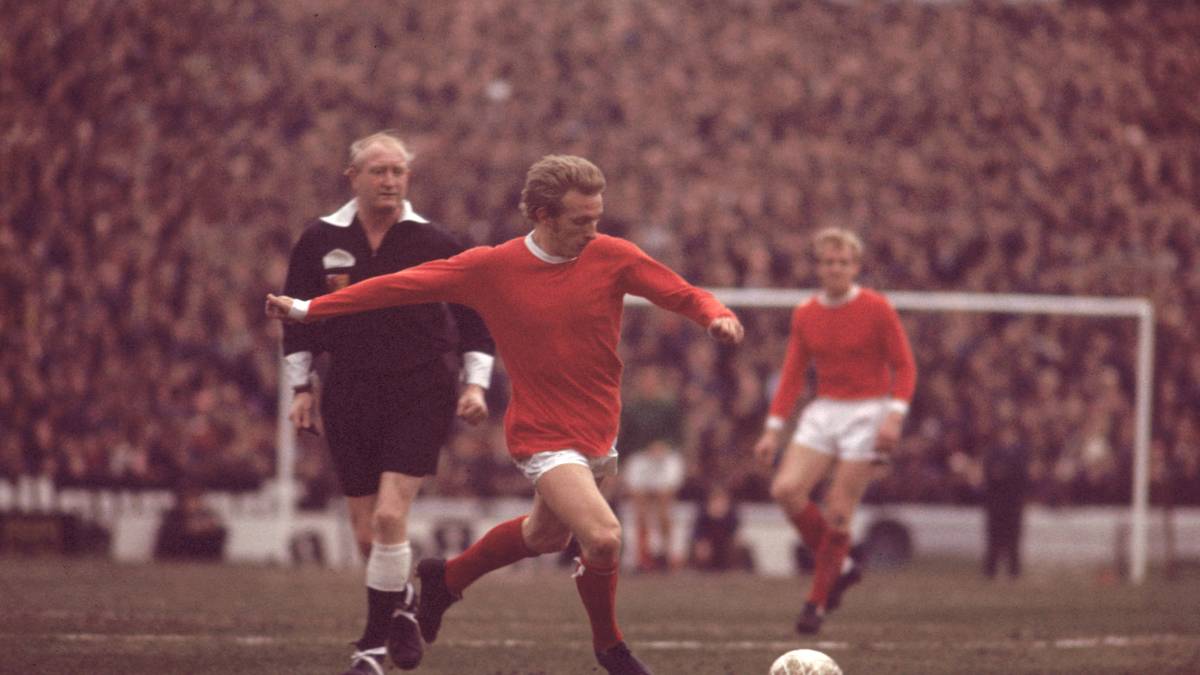 1964: DENIS LAW (Schottland/Manchester United): United holt in diesem Jahr keinen Titel, Law kommt aber auf beeindruckende 46 Tore in 42 Pflichtspielen. In elf Jahren wird Law zu einer Legende bei United, sodass ihm die Fans auch verzeihen, dass er sowohl davor, als auch danach jeweils für den Lokalrivalen City stürmt
