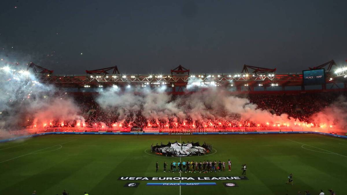 Dein Fans von Piräus zündeten vor dem Spiel zahlreiche Pyros im gesamten Stadion