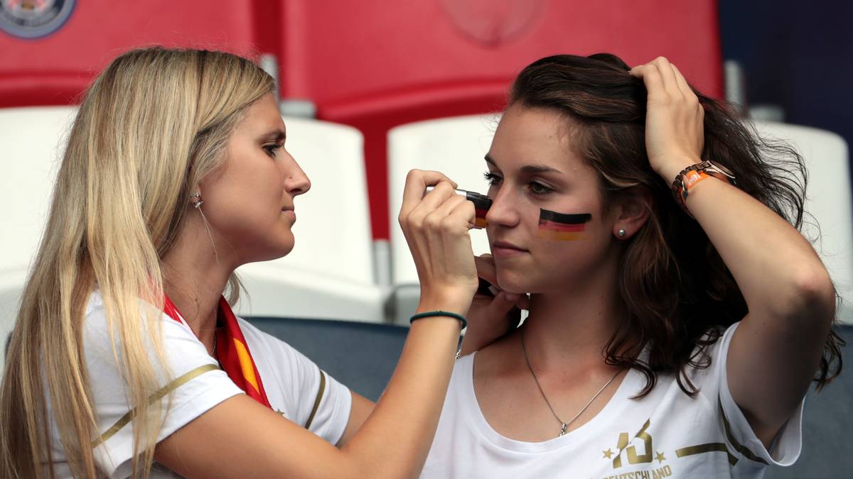 Das schwarz-rot-goldene Make-Up muss stimmen