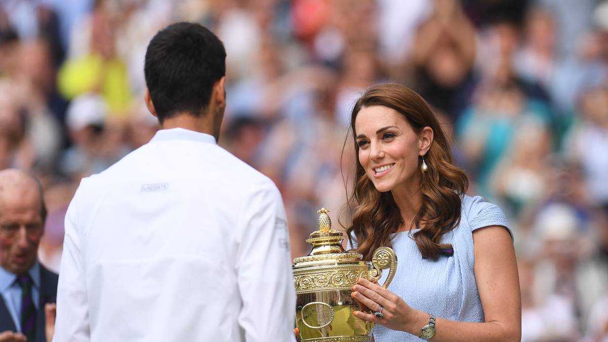 Den Siegerpokal erhält er aus den Händen von Herzogin Kate