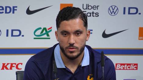 Manchester City plant im Sommer den großen Kader-Umbruch, auch Lyons Rayan Cherki soll auf dem Zettel stehen. Auf der Pressekonferenz des französischen Nationalteams wird der umworbene Mittelfeldstar darauf angesprochen.