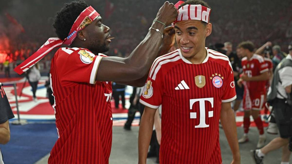 Jamal Musiala bekommt Outfit-Hilfe von Alphonso Davies. Damit auch alles sitzt