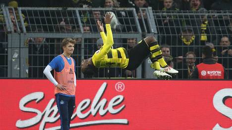 Michy Batshuayi zeigte nach seinem dritten Tor für Borussia Dortmund ein Turnkunststück