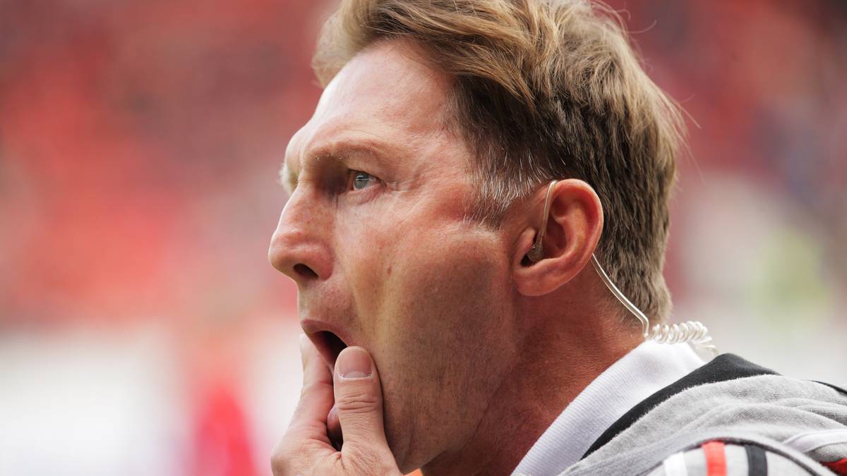 Vor dem Spiel macht Hasenhüttl einen angespannten Eindruck, schließlich hatte seine Mannschaft bereits zwei Matchbälle vergeben. Und angespannt beginnt es auch auf dem Rasen für den Tabellenführer