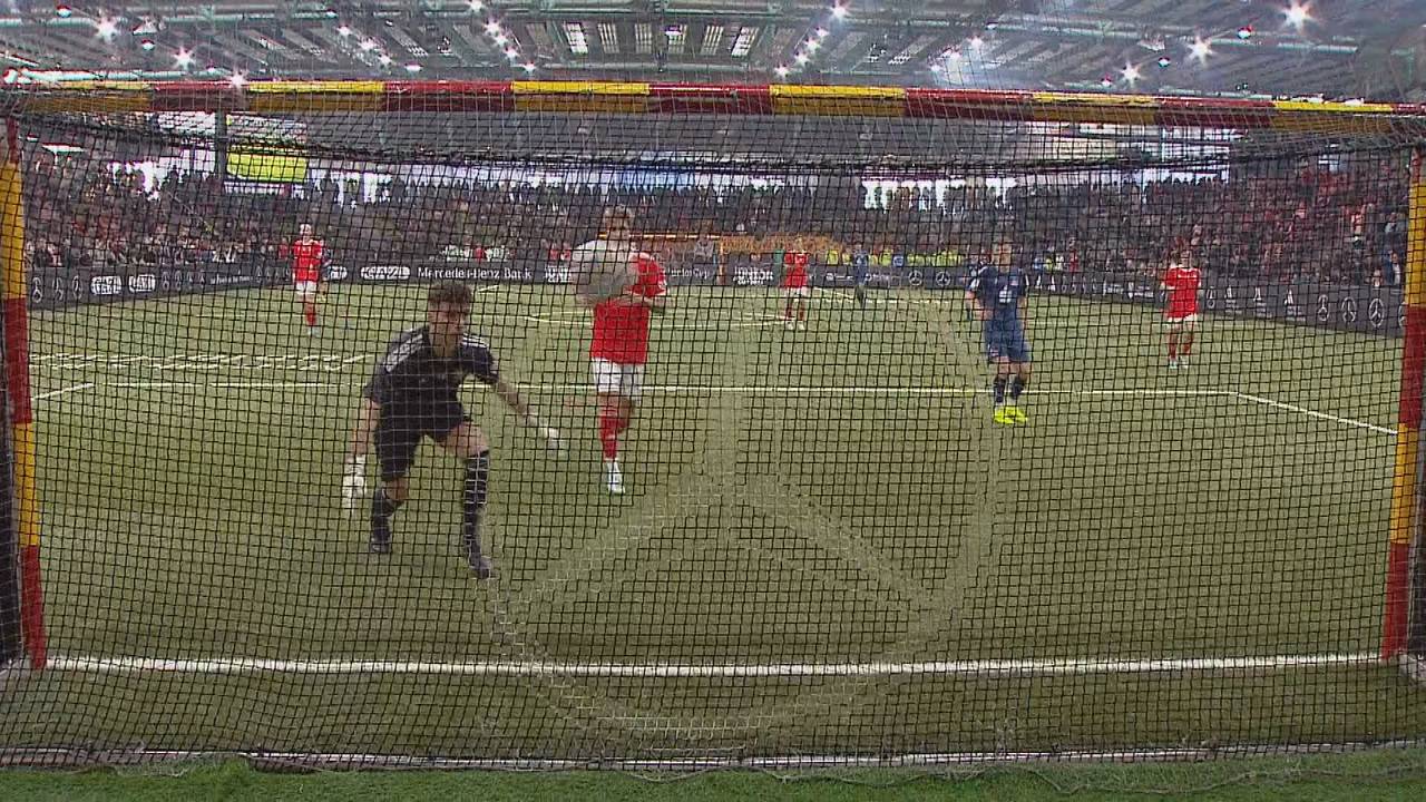Mercedes-Benz JuniorCup: Kurioses Tor für den 1.FC Köln gegen Benfica Lissabon