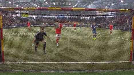 Beim U19-Hallenturnier in Sindelfingen schießt der 1. FC Köln Benfica Lissabon mit 5:0 ab. Dabei war auch ein sehr kurioser Treffer