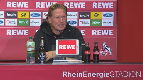 Jhon Cordoba wollte im Rheinderby für den 1. FC Köln einen Elfmeter schießen, doch Mark Uth nahm ihm den Ball ab, führte selbst aus und verschoss. Sein Trainer ist trotzdem nicht sauer. 
