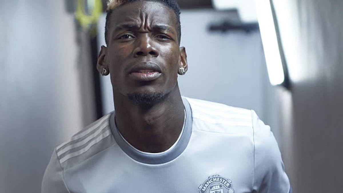 Für Paul Pogba und Manchester United soll es in der kommenden Saison viele versilberte Pokale geben. Das Ausweichtrikot ist entsprechend in Silber gehalten