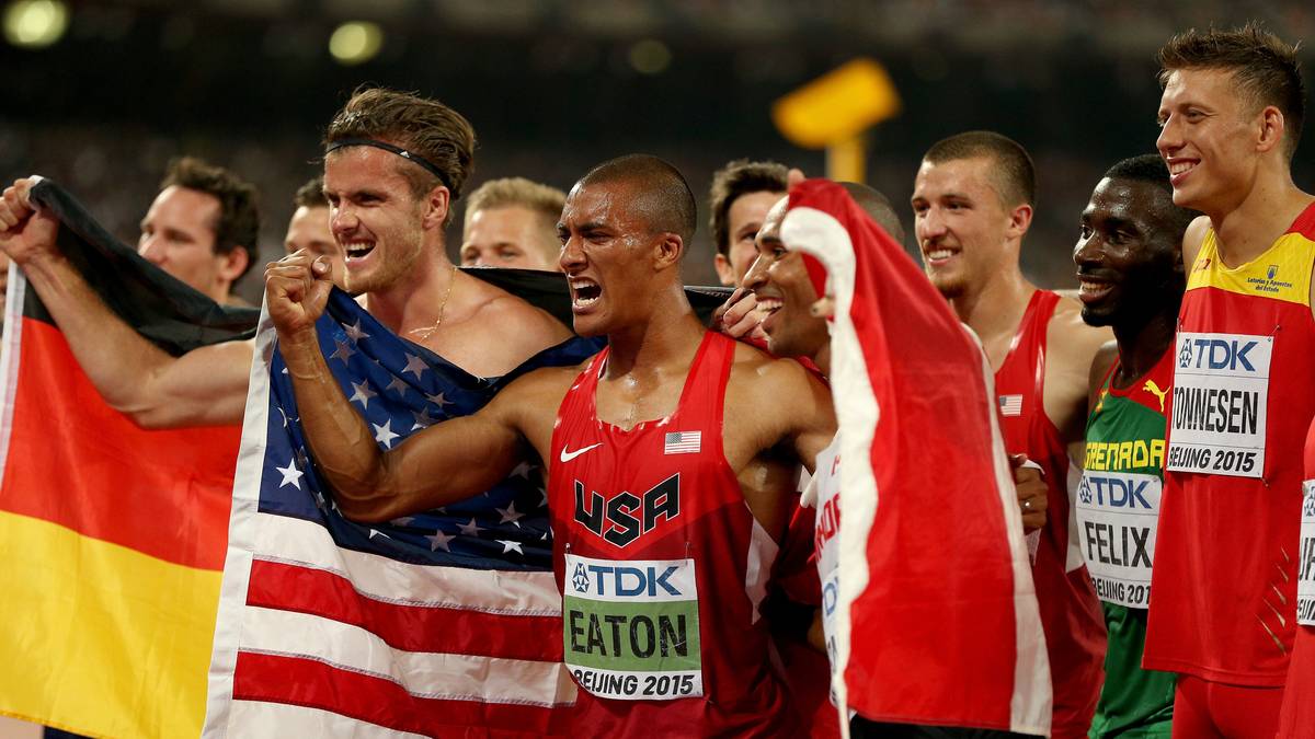 Farbenfrohe Zehnkämpfer auf ihrer Ehrenrunde: Neben Eaton ganz vorne mit dabei ist der Deutsche Rico Freimuth (l.), der sich Bronze holt